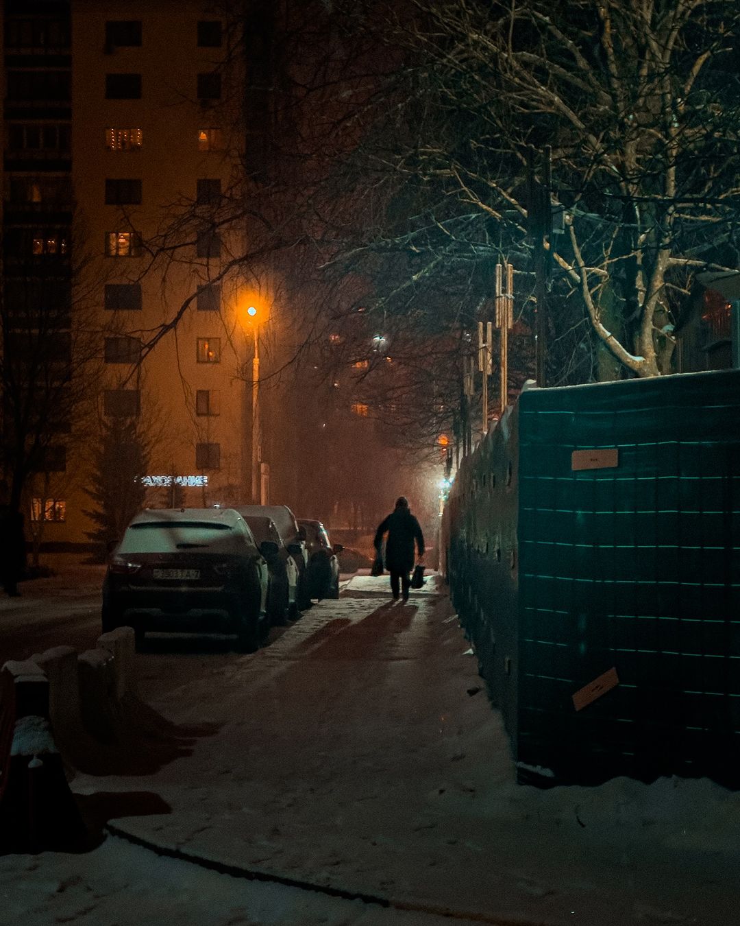 Фото ночной улицы в Минске при свете фонарей. Фото @runfotorun